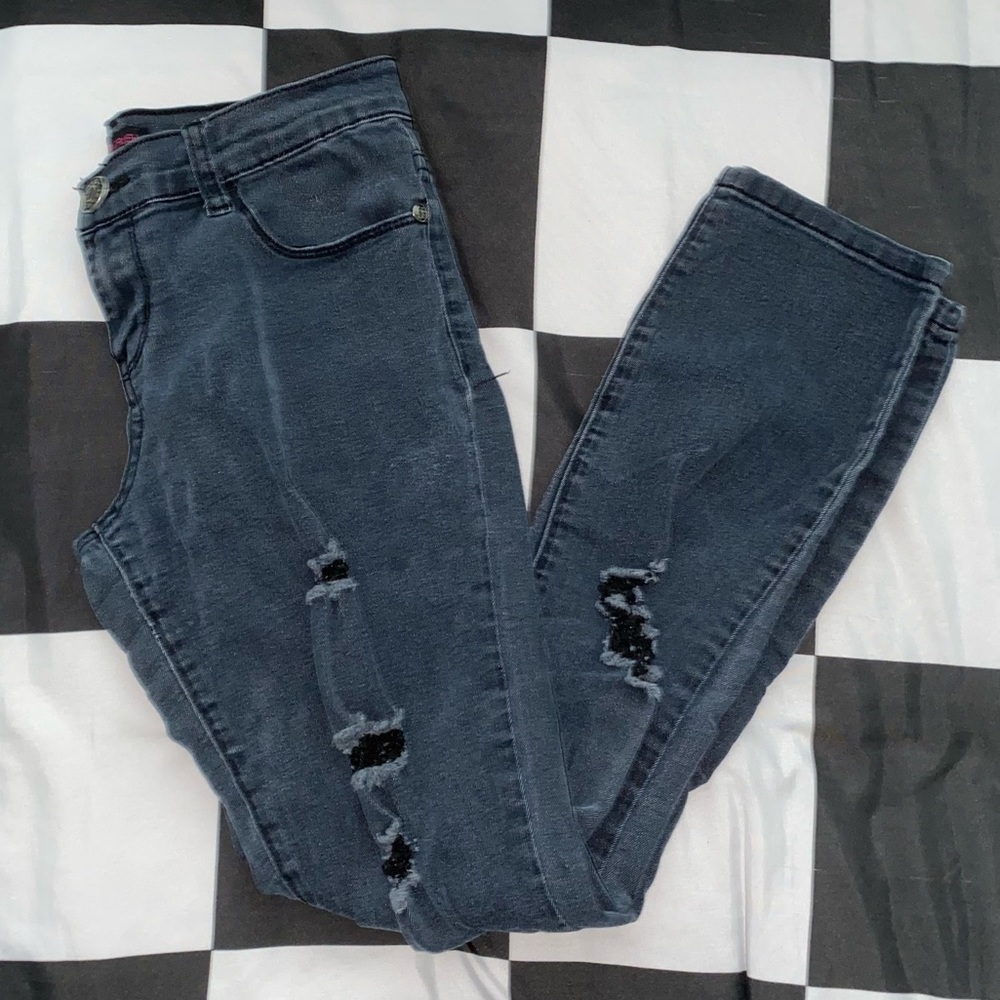 Ripped capri jeans